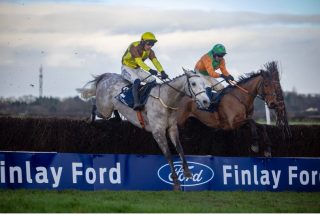 Argento Boy comes out on top of a battle with Bossofthebrownies to take the @finlaymotorgroup Novice Chase under @townend_p for Willie Mullins 👏🏼